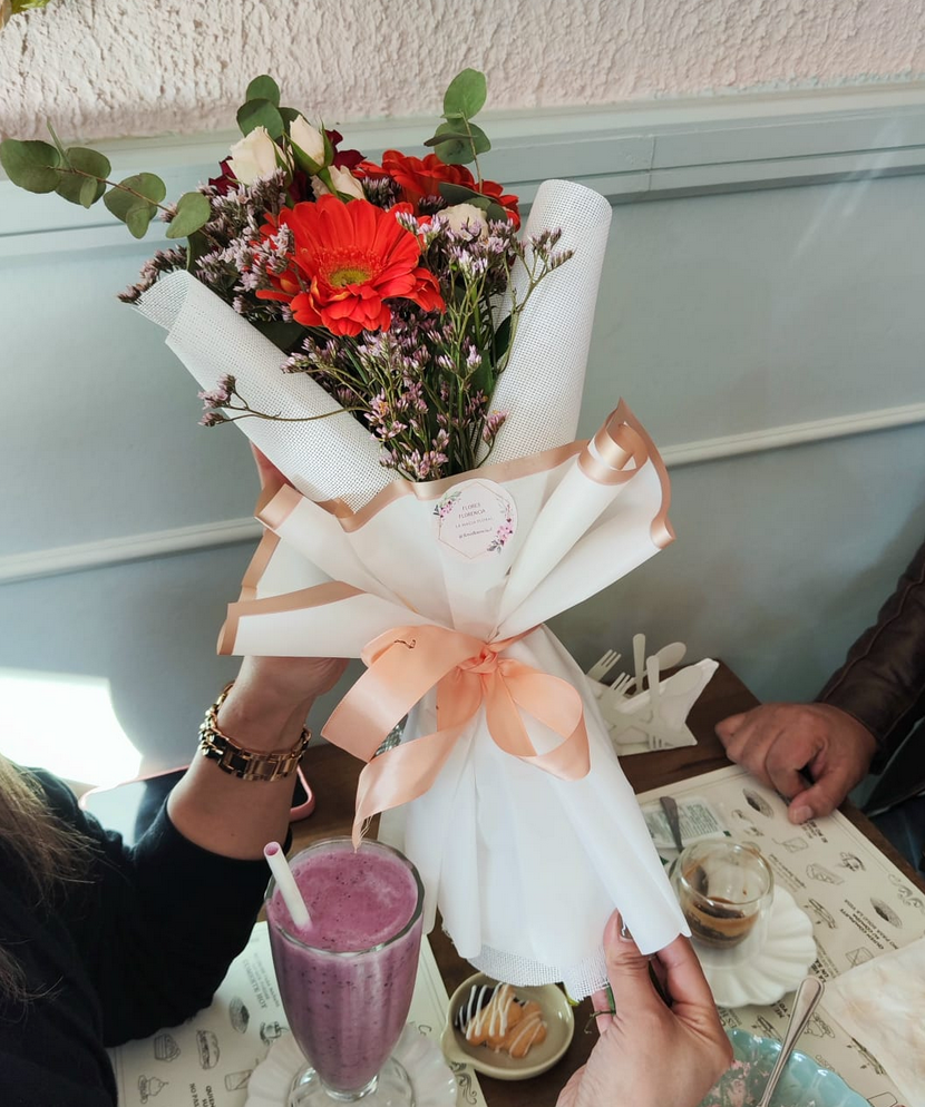 Celebra con Flores y Brunch "Gavanti "